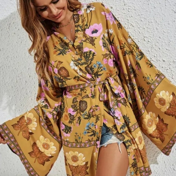 White Floral Short Cotton Kimono with Sash - Picture 13 of 14